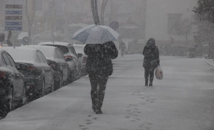 Yozgat’ta Mart karı kenti beyaza bürüdü