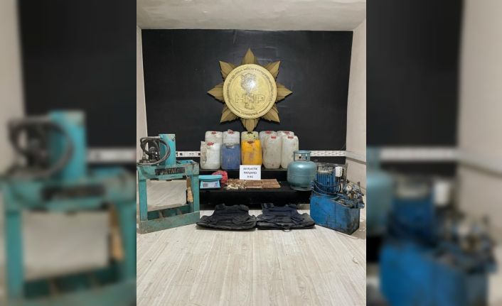 Yüksekova’da 426 litre asetik anhidrit ve 9 kilo patlayıcı madde ele geçirildi