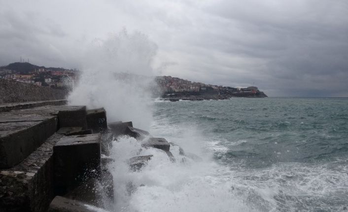 Zonguldak’ta dalgalar mendireği aştı, yük gemisi beşik gibi sallandı