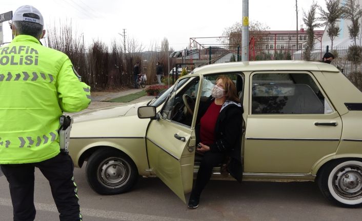14 yaşındaki ehliyetsiz sürücü polis ekiplerine yakalandı, annesi araç çekilmesin diye böyle direndi