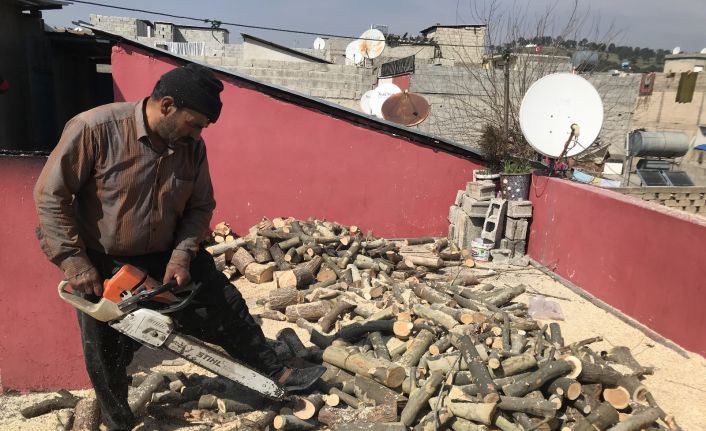 35 yıldır mahalle mahalle gezip odun keserek ailesinin geçimini sağlıyor