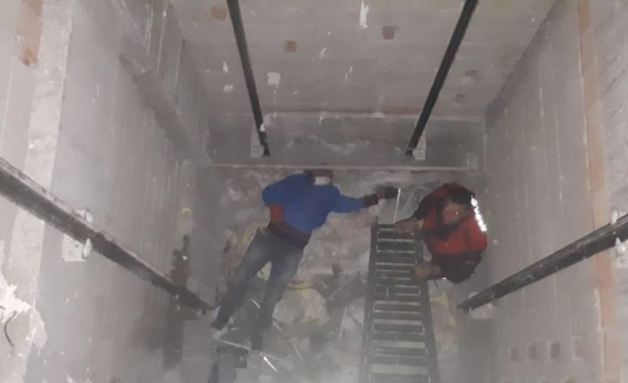 3 metre yüksekten asansör boşluğuna düşen adamı itfaiye kurtardı