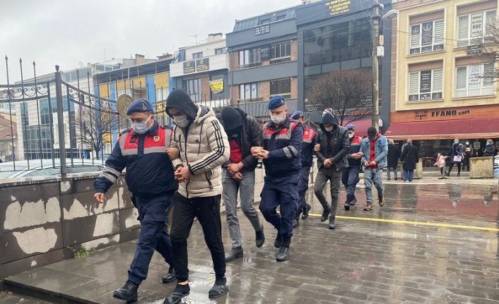 40 bin TL’lik 2 ton çalıntı kabloyla yakalanan 5 kişi tutuklandı
