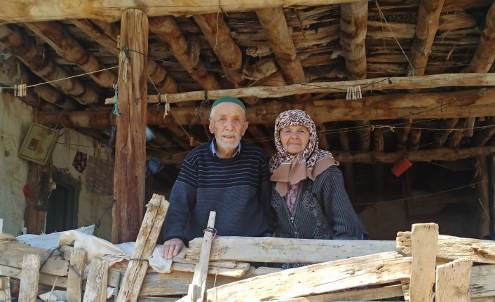 72 yıldır aynı yastığa baş koyan çiftin mutluluk sırrı: Sevgi ve saygı