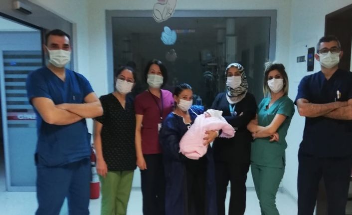 770 gram olarak dünyaya gelen bebek, 2 ay sonra ailesine kavuştu