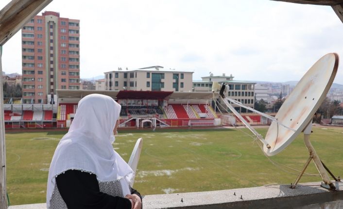 78 yaşındaki Hatice nineye Nevşehir Belediyespor forması hediye edildi