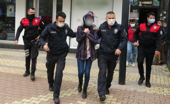 8 katlı binanın çatısına çıkan genç kız yürekleri ağza getirdi