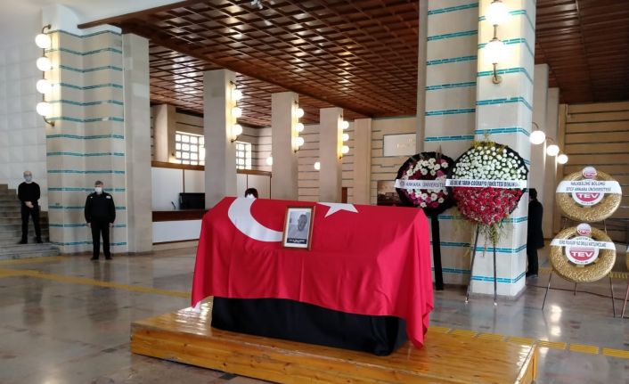 98 yıllık çınar Prof. Dr. İlhan Başgöz son yolculuğuna uğurlanıyor