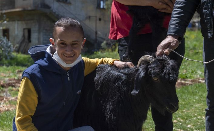 Adem istedi, Başkan Seçer 23 Nisan’da keçi ve oğlak hediye etti