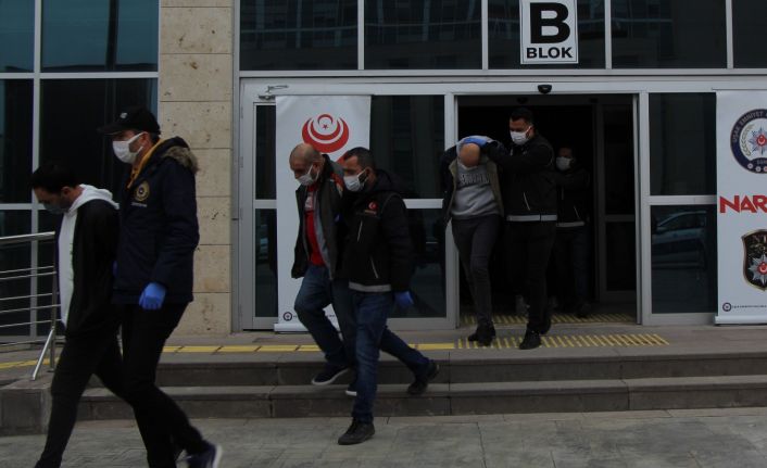 Adliyeye sevk edilen 20 uyuşturucu tacirinden 2’si kadın 9 kişi tutuklandı
