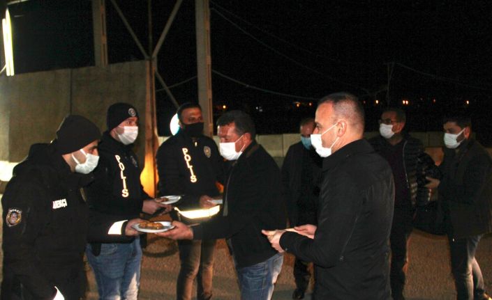 Ağrı Milli Eğitim Müdürü Tekin, şehrin giriş noktalarında nöbet tutan polislere tatlı ikram etti