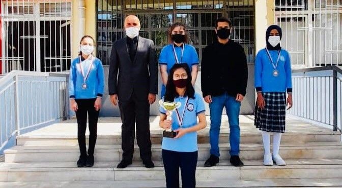 Ahmet Şerife Sanlı Ortaokulu satranç takımı online turnuvada birinci oldu