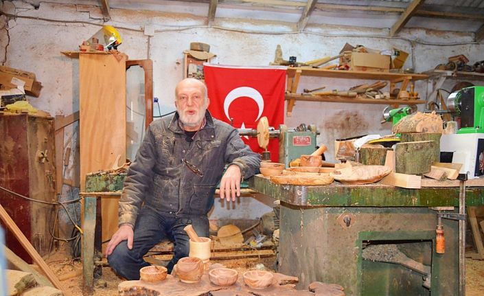 Ahşabın efendisi...Öğretmendi şimdi sanaatkar oldu