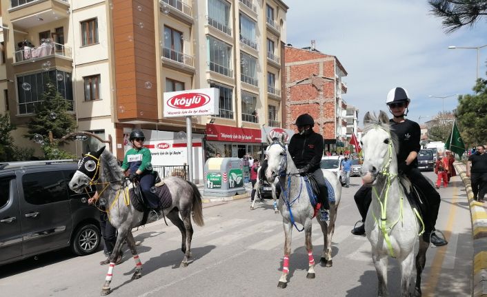Aksaray’da vatandaşlara atlı kortej ve mehter takımı ile moral konseri