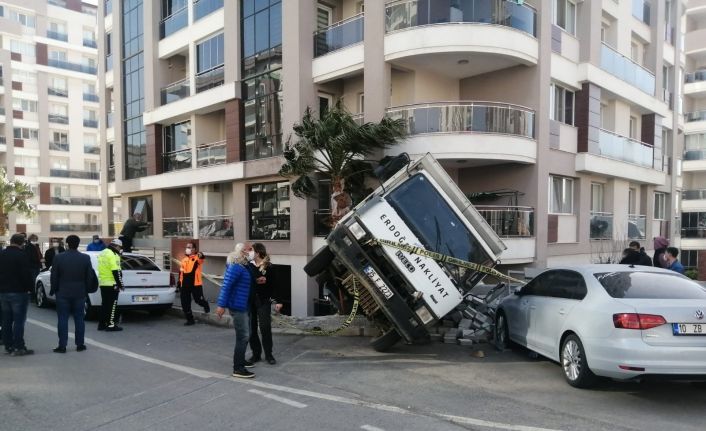 Aliağa’da freni patlayan kamyon iki aracı biçti, istinat duvarını yıktı