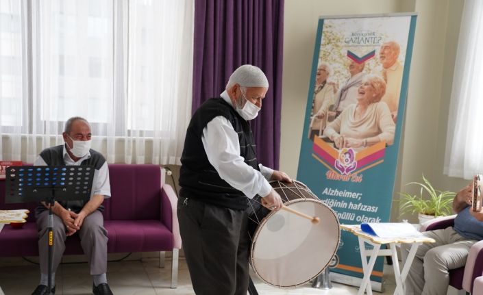 Alzaymır hastası ulu çınarlar, müzikli terapi ile moral depoluyor