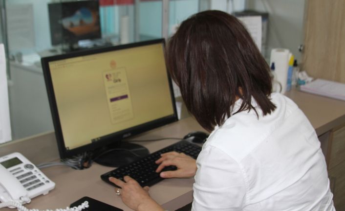 Antalya’da sağlık çalışanları aşı olmak istemeyen vatandaşları böyle ikna ediyor