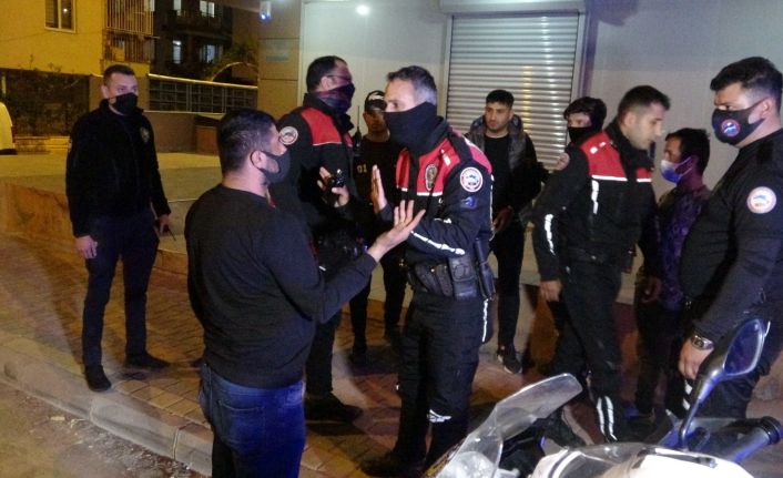 Antalya’da sokağa çıkma kısıtlamasını ihlal eden 2 genç ortalığı karıştırdı