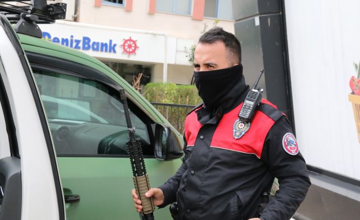 Antalya’da uzun namlulu silahla filme çekmek isteyen gençler onlarca polisi peşine taktı