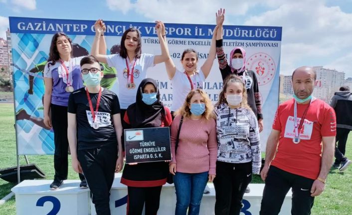 Antrenmansız şampiyonaya katıldılar, 1 altın 6 gümüş ve 1 bronz madalya kazandılar