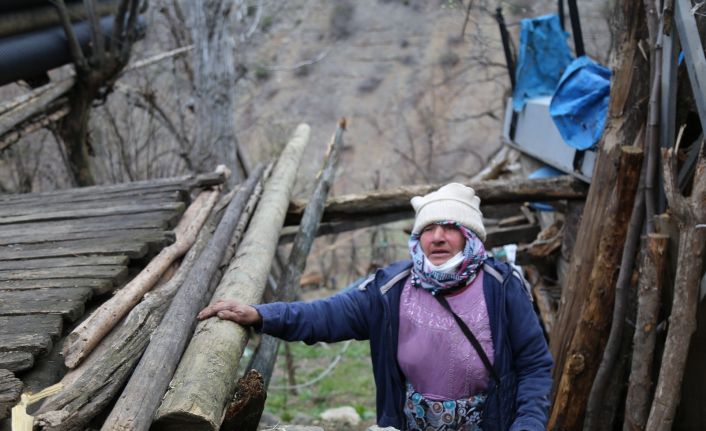 Artvin Ortaköy’de evi yanan yaşlı kadın "Ben nerede kalacağım" demişti, Vali Yardımcısı aileyi ziyaret etti