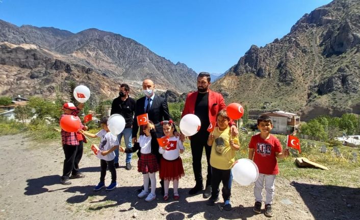 Artvin’de 23 Nisan konvoyu oluşturuldu, şiir ve marşlarla çocuklara sürpriz yapıldı