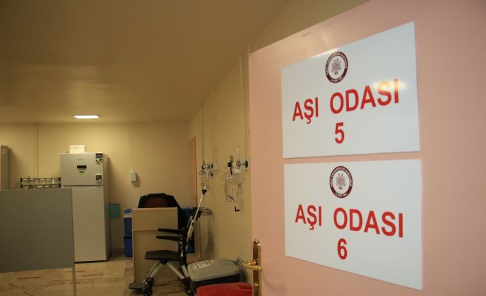 Aşı odaları boş kaldı, Başhekim sırası geleni ”Kliniklerimiz gece 24’e kadar çalışmaktadır" diyerek davet etti