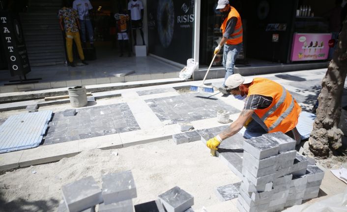 Atatürk Caddesi’nin batı kaldırımı yenileniyor