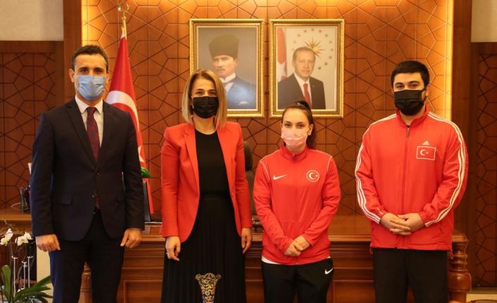 Avrupa Halter Şampiyonasında üçüncü olan Şaziye Erdoğan, Vali Becel’i ziyaret etti