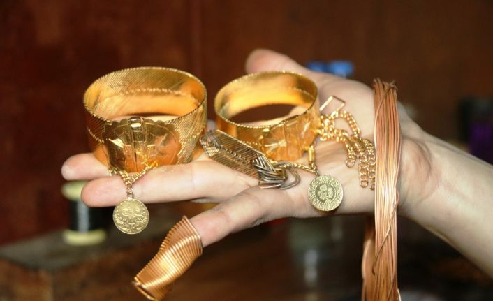 Avrupa’ya kadar açılan ve 40 yıla kadar ömrü olan Diyarbakır ’hasır’ bileziği için usta yetişemiyor