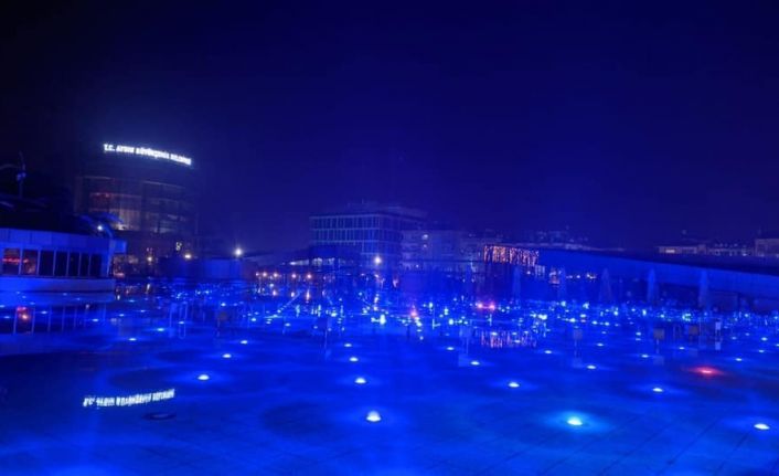 Aydın kent meydanında ’mavi’ ışıkla otizme dikkat çekildi