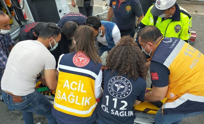 Aydınlatma direğine çarpan otomobildeki 2 kişi yaralandı