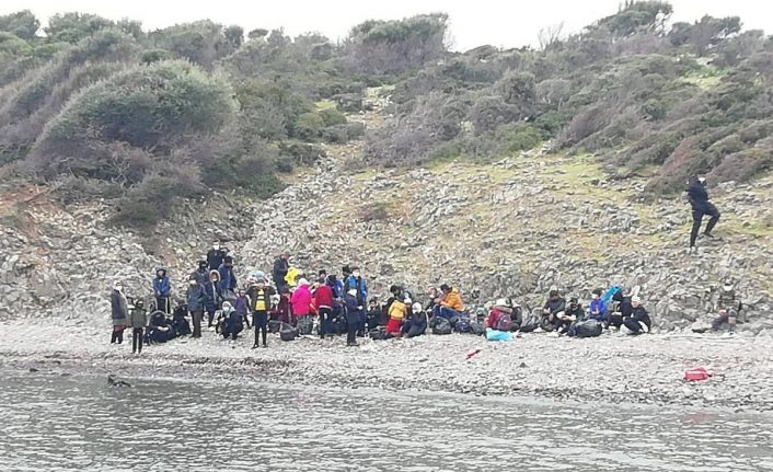 Ayvalık’ta denizde sürüklenerek adada mahsur kalan 48 göçmen kurtarıldı