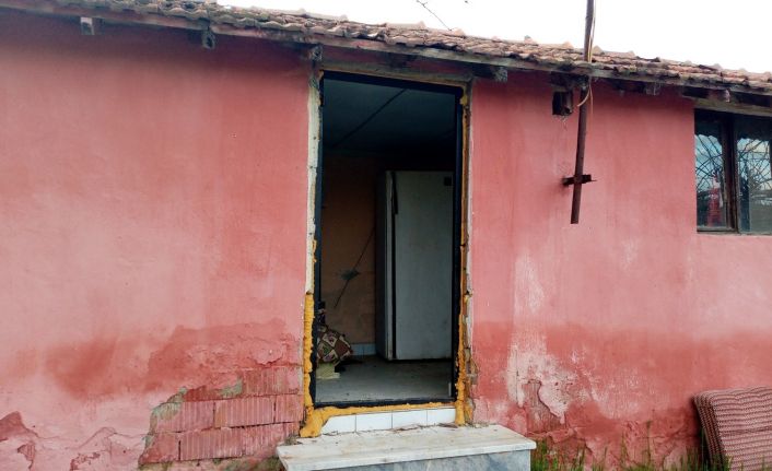 Bağ evinin kapısını çalan hırsızlara ilginç tepki: “Çok ihtiyacınız varsa gelin bir kapı da ben hediye edeyim”