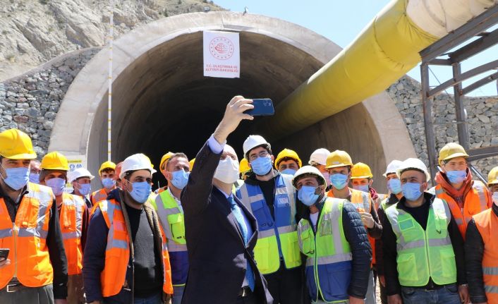 Bakan Karaismailoğlu: “4 binin üzerindeki şantiyemizde 700 bin çalışanımızla ülkemizin geleceğine imza atmak için var gücümüzle çalışıyoruz"