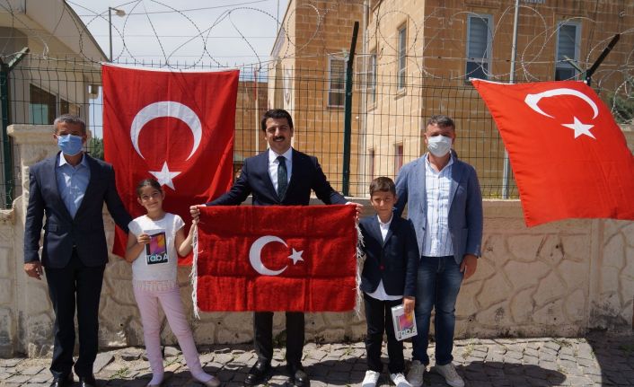 Bakan Soylu’dan bayrağı öpen çocuklara sürpriz