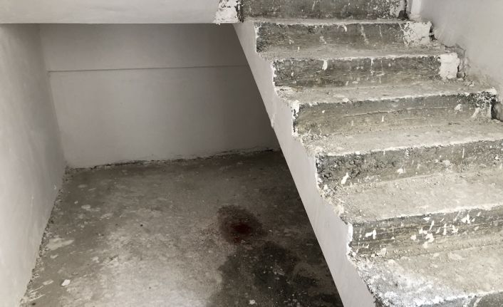 Başı dönen inşaat işçisi 2. kattan merdiven boşluğuna düştü