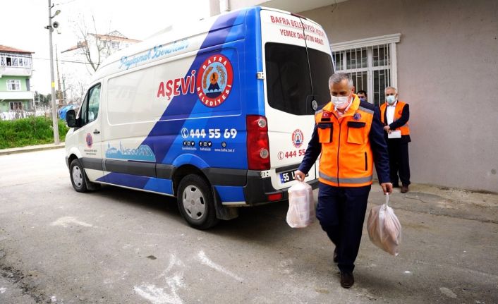 Başkan iftar yemeklerini bizzat kendisi dağıttı