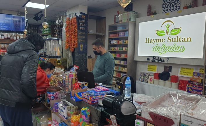 Başkent’te market işletmecisine elektrik çarpma anı güvenlik kamerasına yansıdı