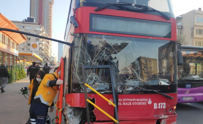 Beşiktaş’ta 1 yolcunun hayatını kaybettiği, 1 yolcunun ise yaralandığı İETT otobüsü kazası kameralara yansıdı. Kaza sırasında otobüs şoförünün telefonu ile ilgilendiği ve bir anda aracın direksiyon hakimiyetini kaybettiği görüldü.
