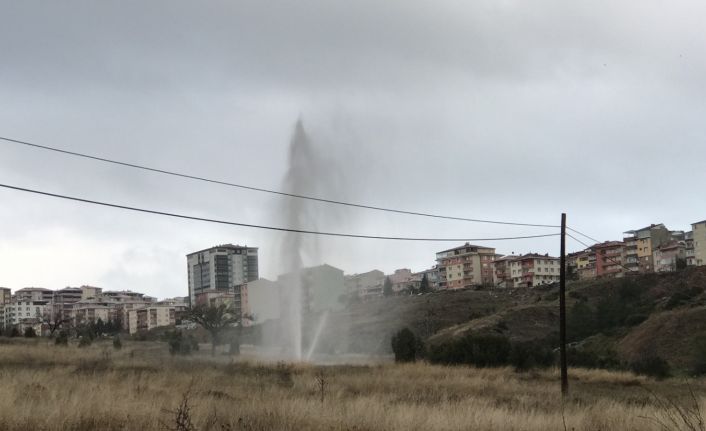 Bilecik’te patlayan borudan çıkan su metrelerce yükseldi