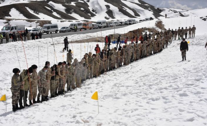 Bitlis’te 100 korucunun katıldığı çığ tatbikatı yapıldı