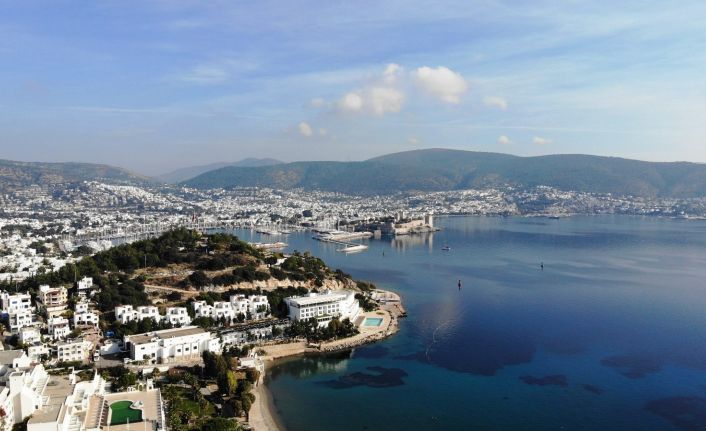 Bodrum’un nüfusu 4’e katlandı; 700 bin nüfusa yaklaşan ilçeye 3 günde 24 bin araç giriş yaptı