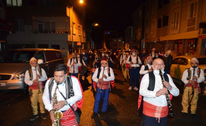 Bu da sahur bandosu ordusu: 120 kişilik bando ekibi sahur için sokağa indi