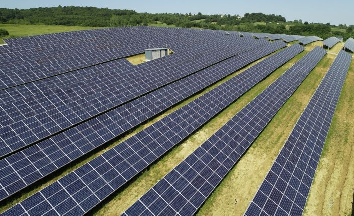 Bu güneş santralleri 3 bin 405 evin günlük elektriğini sağlıyor
