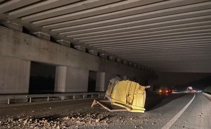 Bursa’da kamyonun dorsesi üst geçide takılınca ortalık savaş alanına döndü