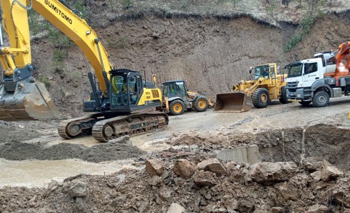 Büyükşehir’den heyelânlı yollara ânında müdahale