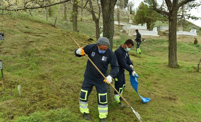 Büyükşehir’den ilçe mezarlıklarına bakım