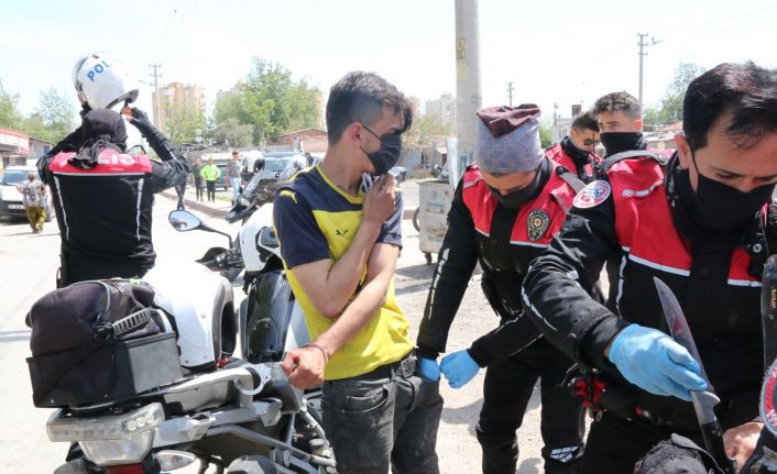 Çaldığı 30 bin TL ve altın dolu poşetle koşarken devriye gezen polis ekibinin önüne düştü