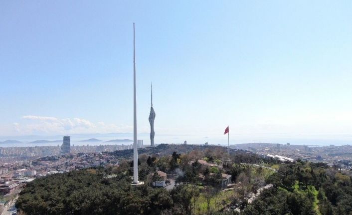 Çamlıca Tepesi’ne dikilen Türkiye’nin en uzun bayrak direği havadan görüntülendi